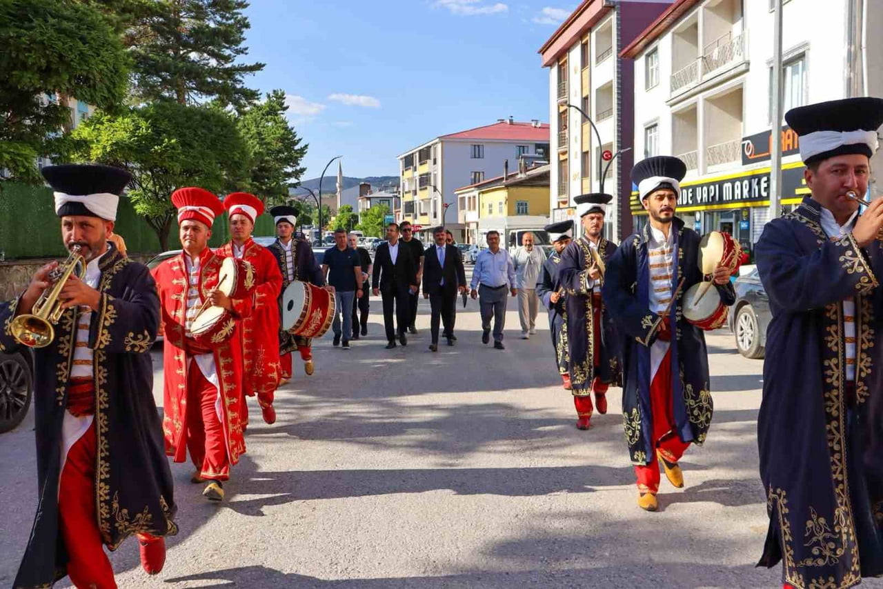 ERZİNCAN’IN REFAHİYE İLÇESİNDE BU YIL 19’UNCUSU DÜZENLENEN BAL FESTİVALİ, ÇEŞİTLİ ETKİNLİKLERLE...