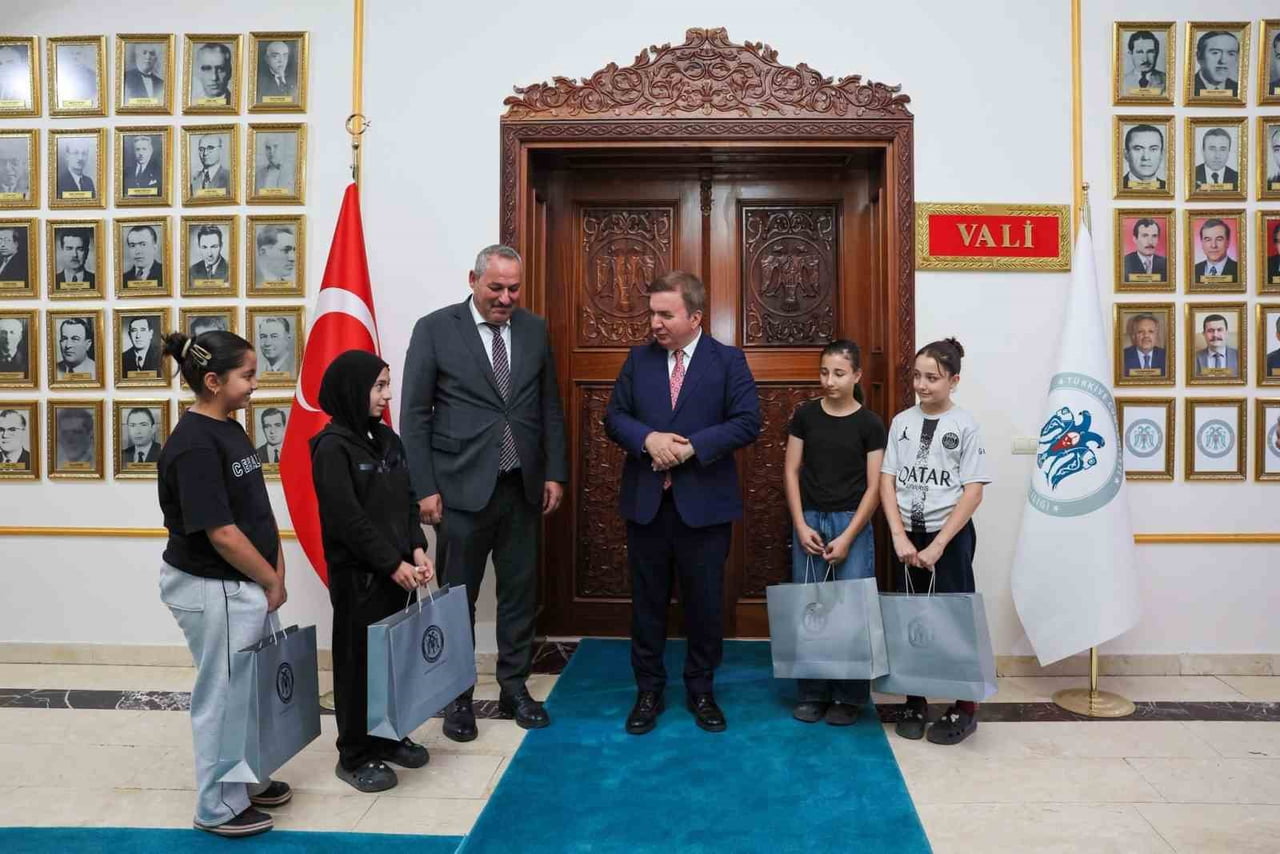ERZİNCAN VALİSİ AYDOĞDU, BAŞARILI KARATECİLERİ MAKAMINDA AĞIRLADI