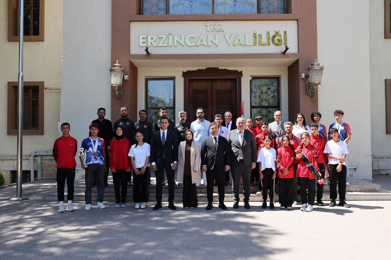 ERZİNCANLI SPORCULARIN BAŞARILARI VALİ AYDOĞDU TARAFINDAN ÖDÜLLENDİRİLDİ