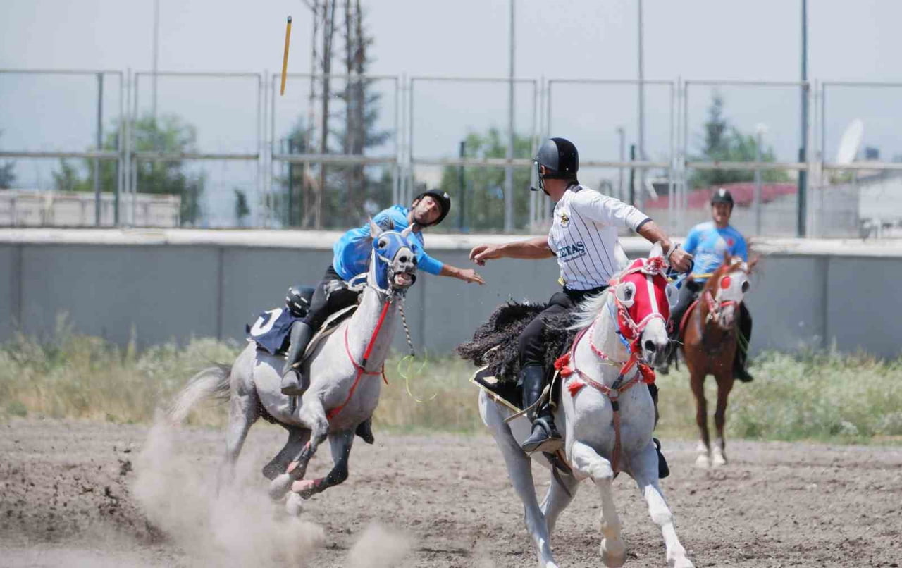 ERZURUM'DA ASIRLIK ATA SPORU CİRİT HEYECANI, NEFES KESEN LİG MAÇLARIYLA DEVAM EDİYOR. TÜRKLERİN...
