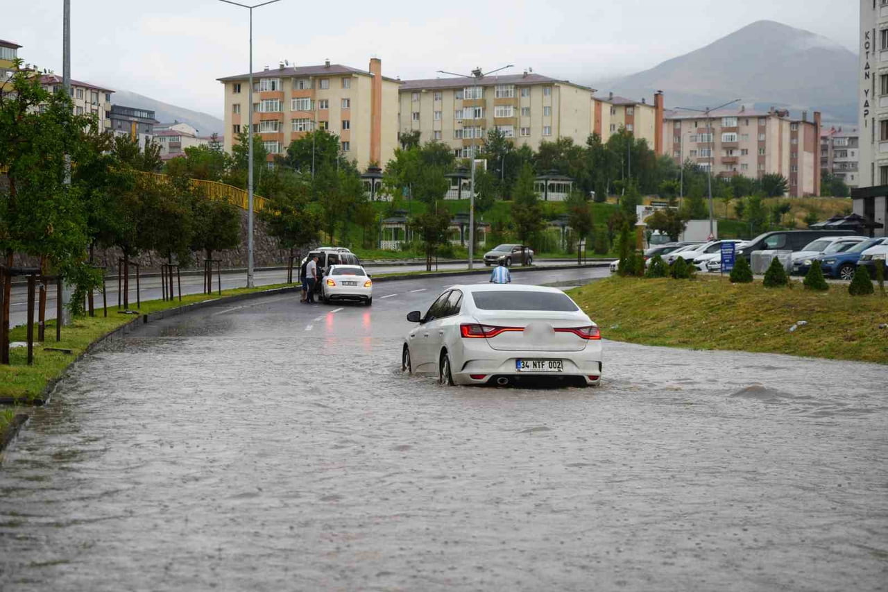 ERZURUM'DA ETKİLİ OLAN SAĞANAK YAĞIŞ, SU BASKINLARINA VE TRAFİKTE AKSAMALARA NEDEN OLDU.