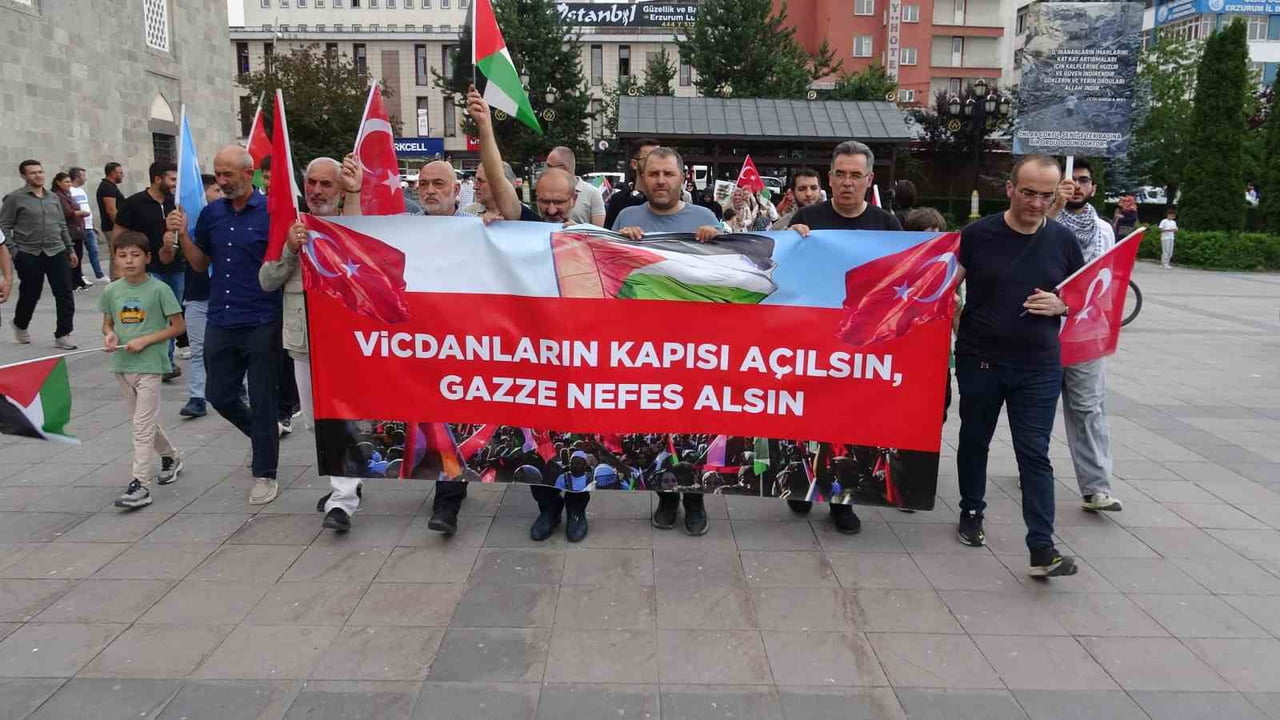 ERZURUM'DA HEKİMLER, SAĞLIK ÇALIŞANLARI VE VATANDAŞLAR, İSRAİL'İN GAZZE'YE YÖNELİK SALDIRILARINI...