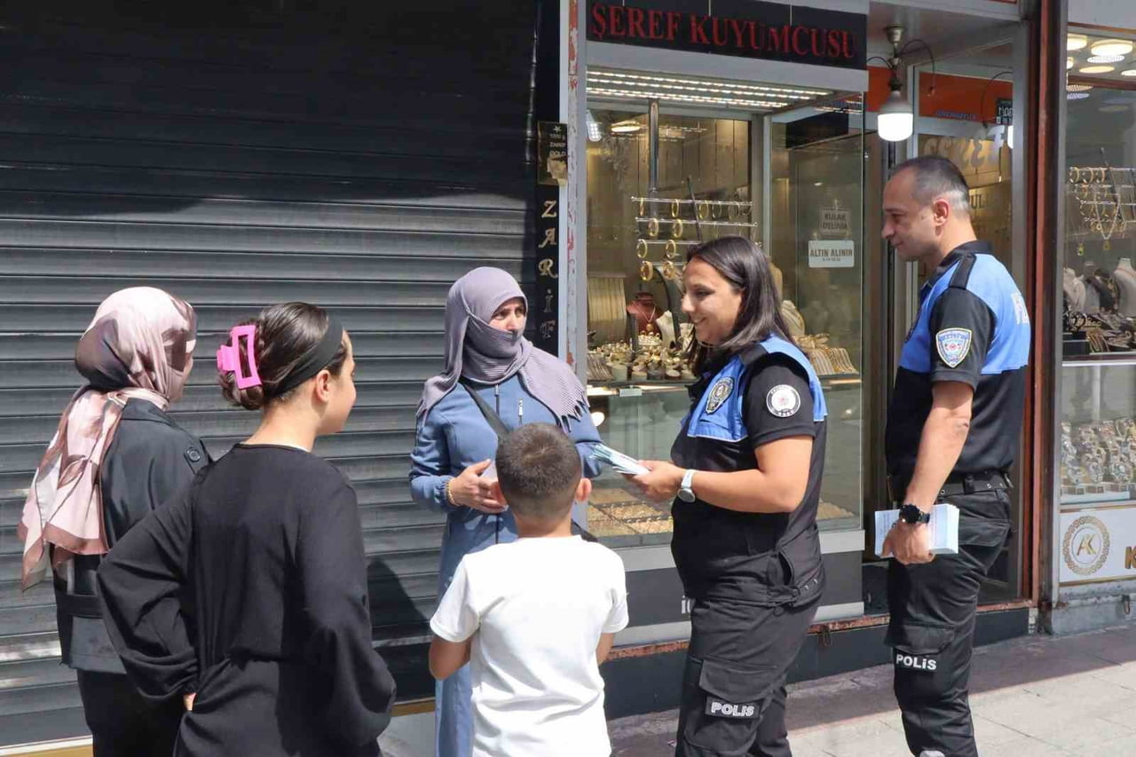 ERZURUM'DA TOPLUM DESTEKLİ POLİSLİK ŞUBE MÜDÜRLÜĞÜ EKİPLERİ, TARİHİ TAŞ MAĞAZALAR CADDESİ'NDE...