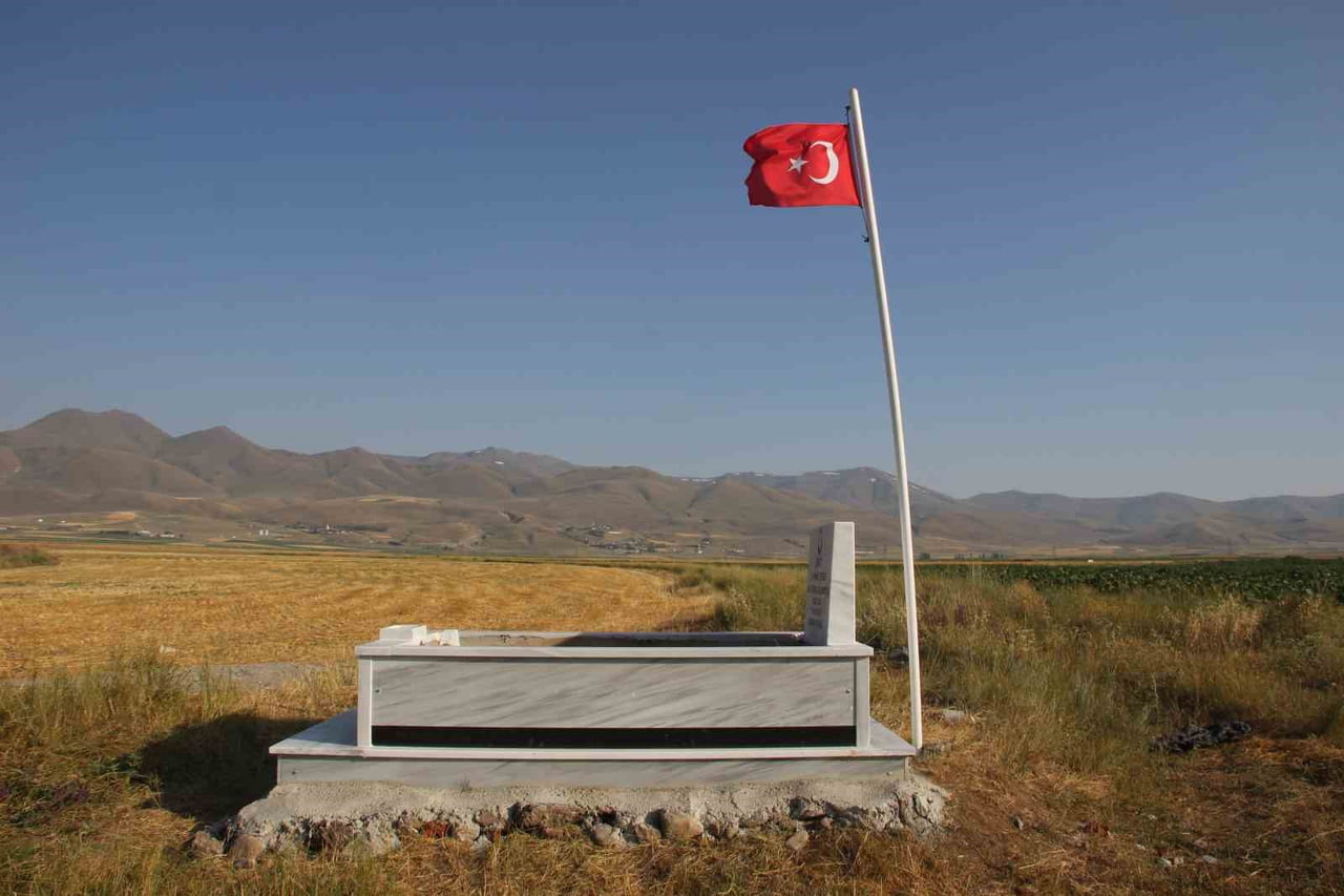 ERZURUM'UN AZİZİYE İLÇESİNE BAĞLI TINAZLI VE YARIMCA MAHALLELERİ ARASINDA BULUNAN, HALK ARASINDA...