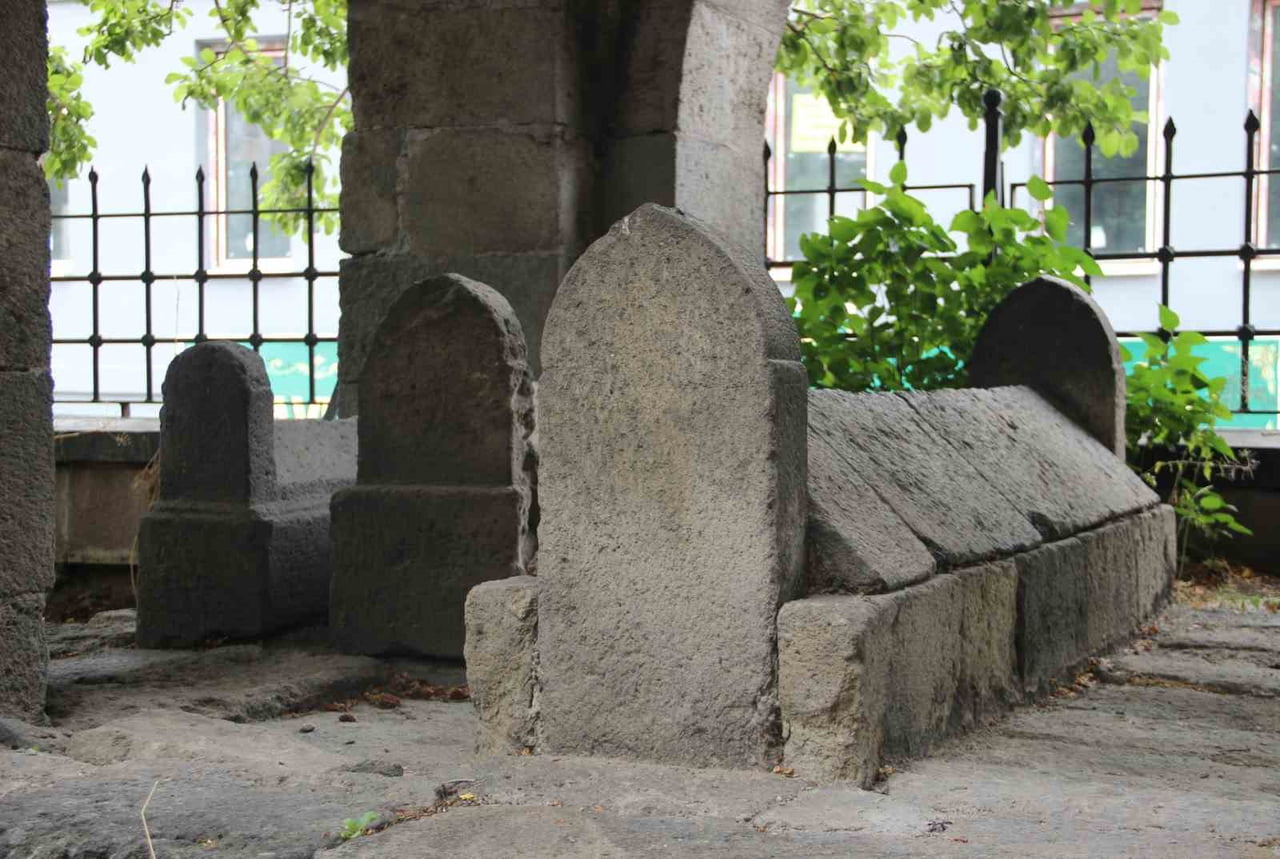ERZURUM'UN MURATPAŞA MAHALLESİ'NDE, MURATPAŞA CAMİİ HAZİRESİNİN GÜNEY KÖŞESİNDE YER ALAN ANE HATUN...