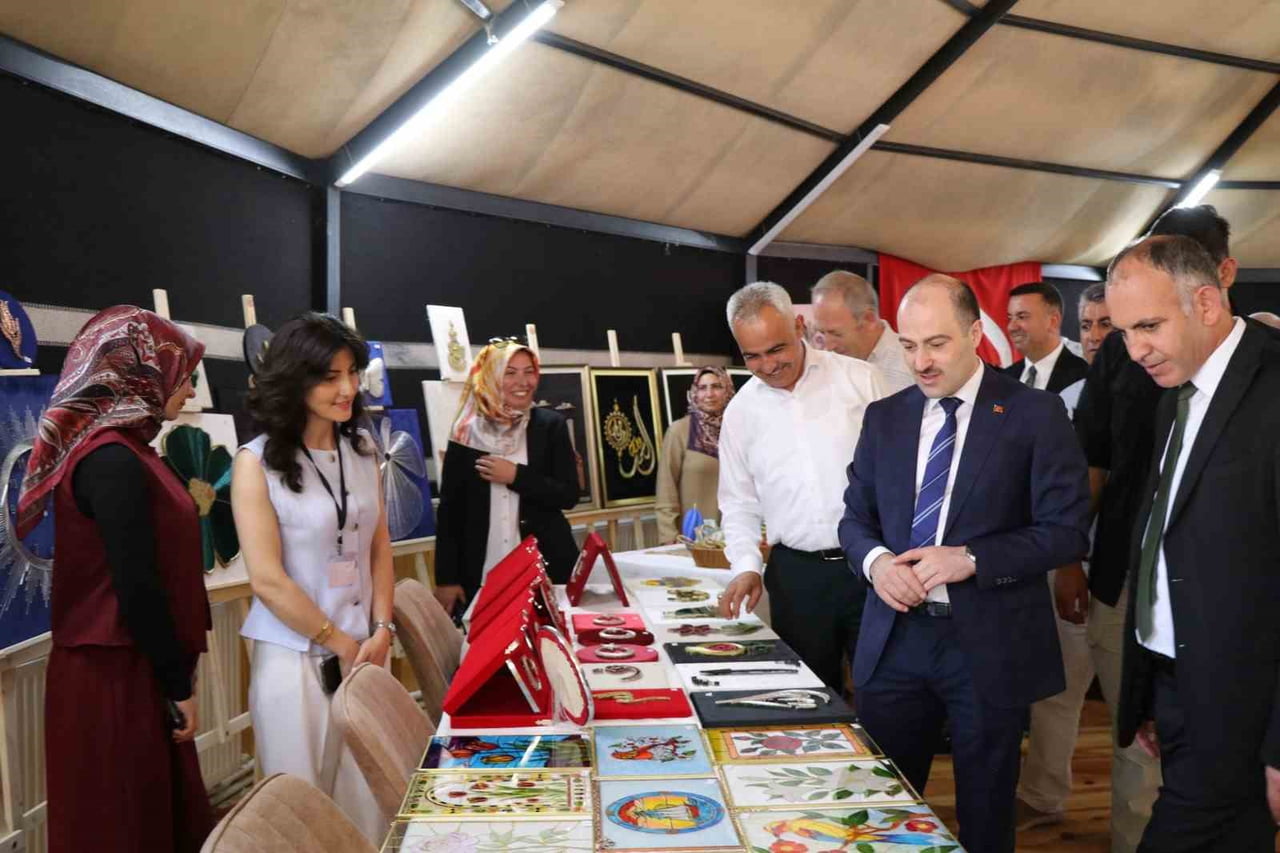 ERZURUM'UN OLTU İLÇESİNDE, OLTU AİLE DESTEKLEME MERKEZİ (ADEM) KURSİYERLERİ TARAFINDAN HAZIRLANAN...