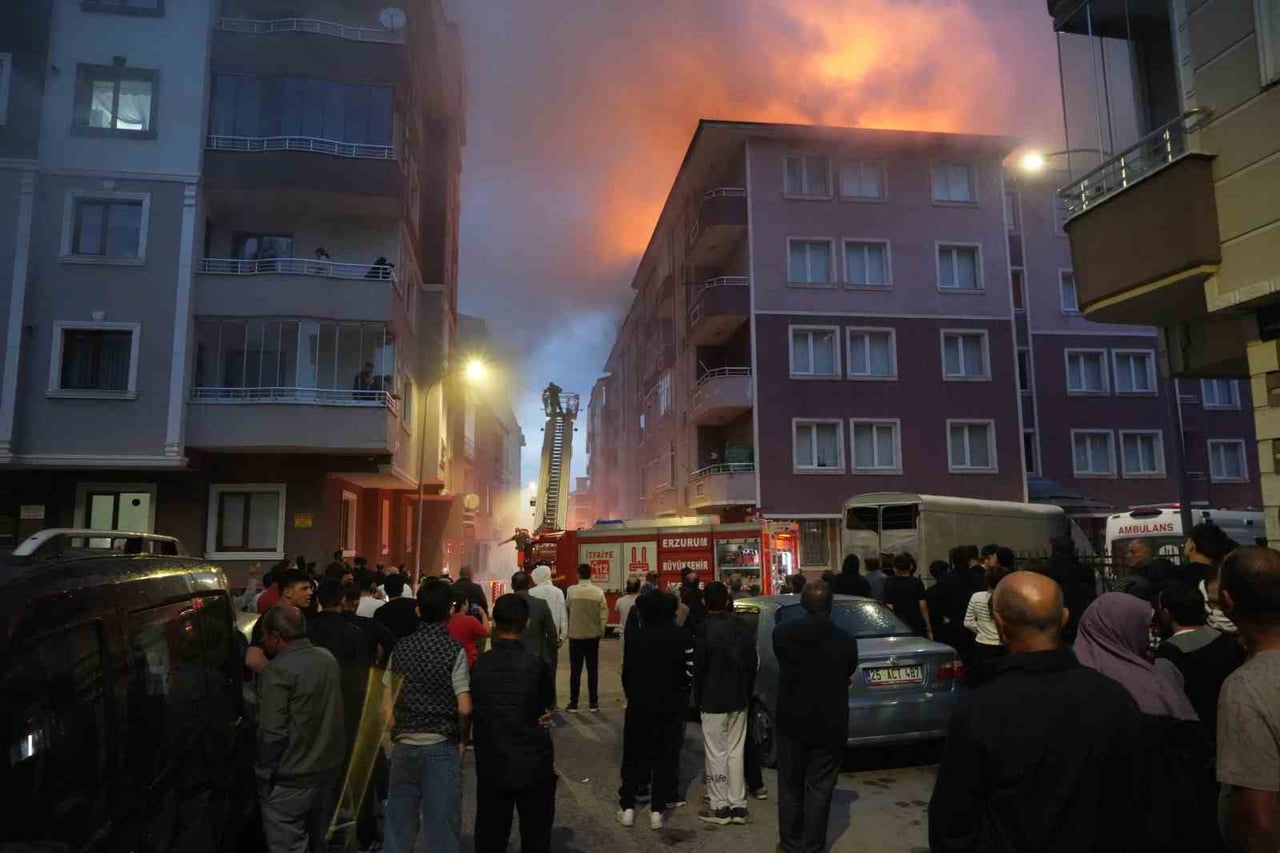 ERZURUM’DA BİR APARTMANIN ÇATI  KATINDA ÇIKAN YANGIN PANİĞE SEBEP OLDU. İTFAİYE EKİPLERİ YANGININ...