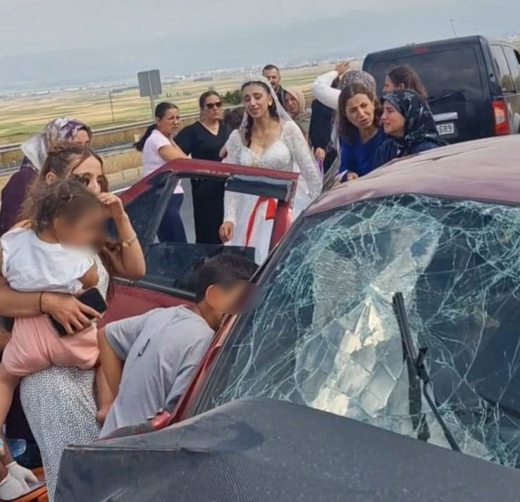 ERZURUM’DA BİR DÜĞÜN KONVOYUNUNDA KARIŞTIĞI KAZADA 2 KİŞİ YAŞAMINI YİTİRDİ, 4 YARALI DA HASTANEYE...
