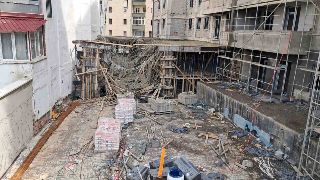 ERZURUM’DA BİR İNŞAATIN İLK KATINDA, BETON DÖKÜMÜ ESNASINDA YÜKE DAYANAMAYAN TABLA ÇÖKTÜ, 2 İŞÇİ...