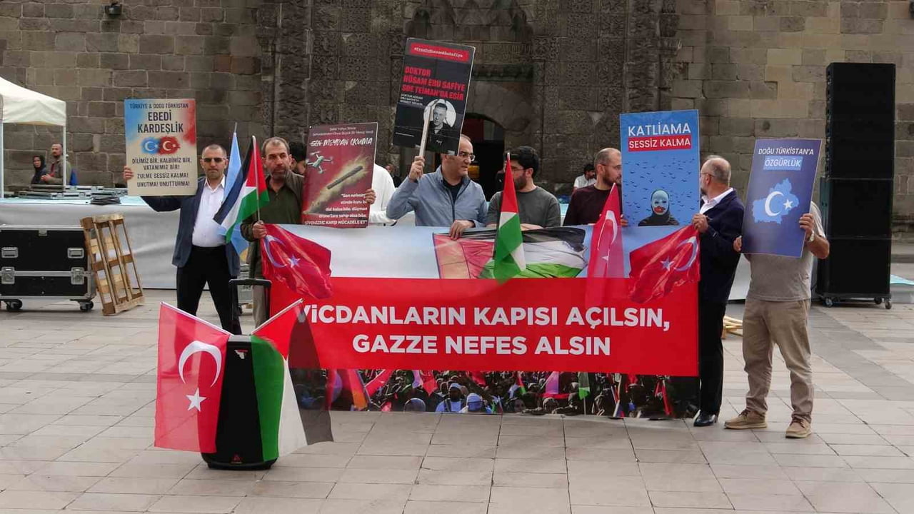ERZURUM’DA HEKİMLER, SAĞLIK ÇALIŞANLARI VE VATANDAŞLAR, İSRAİL’İN GAZZE’YE YÖNELİK SALDIRILARINI...
