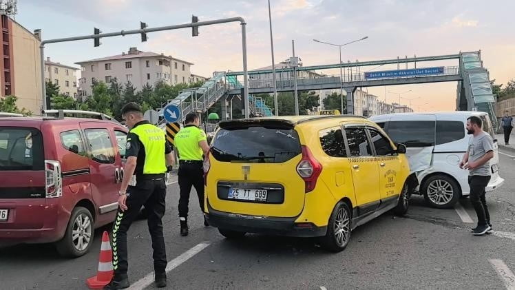 ERZURUM’DA MEYDANA GELEN 3 ARAÇLI TRAFİK KAZASINDA 3 KİŞİ YARALANDI, KAZA ANI BAŞKA BİR ARACIN...