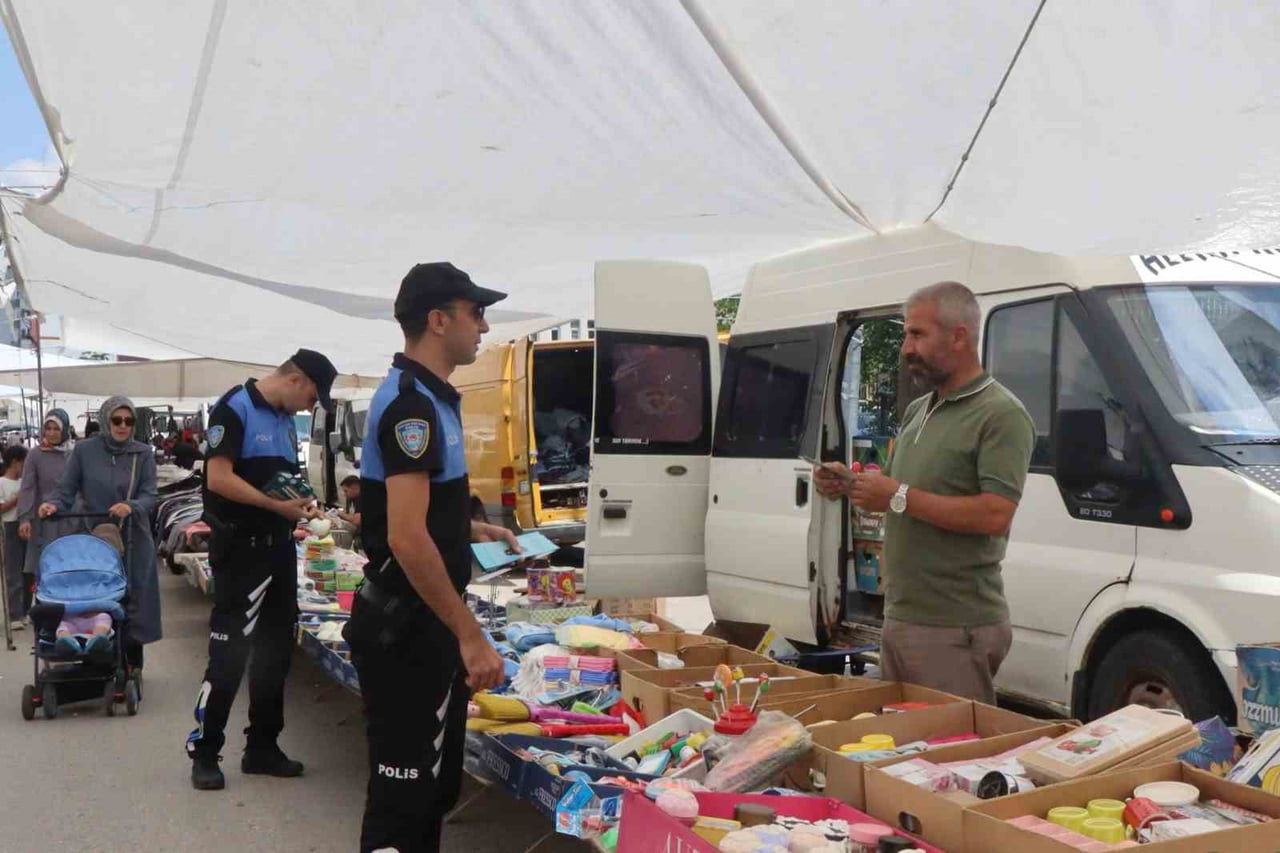 ERZURUM’DA TOPLUM DESTEKLİ POLİSLİK ŞUBE MÜDÜRLÜĞÜ EKİPLERİ, SEMT PAZARINDA VATANDAŞLARI VE ESNAFI...