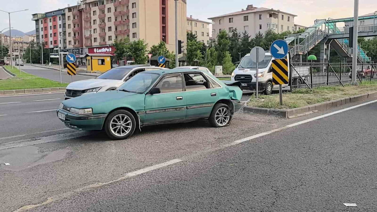 ERZURUM’DA ÜÇ ARACIN KARIŞTIĞI ZİNCİRLEME TRAFİK KAZASINDA 3 KİŞİ YARALANDI, ÇAT YOLU’NDA ULAŞIM...