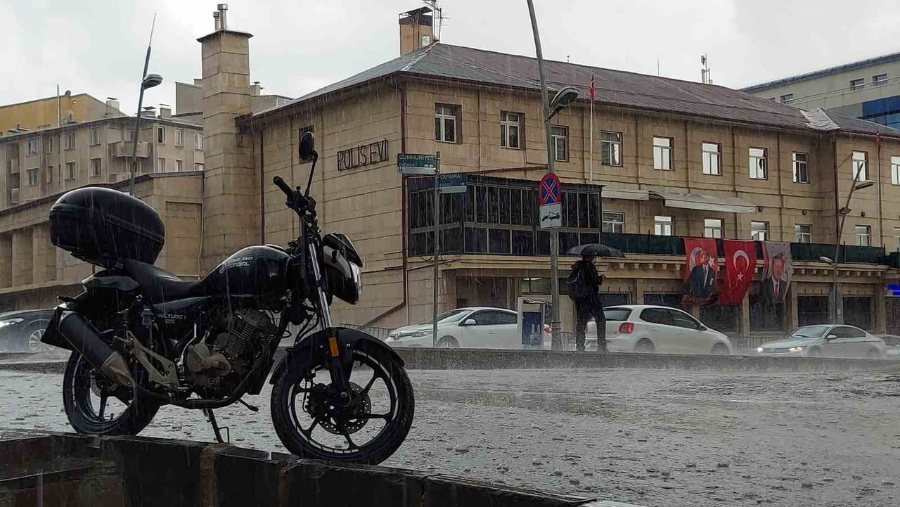 ERZURUM’DA YAĞMUR VE DOLU KENT MERKEZİNDE ETKİLİ OLDU. YAĞIŞA HAZIRLIKSIZ YAKALANAN VATANDAŞLAR...