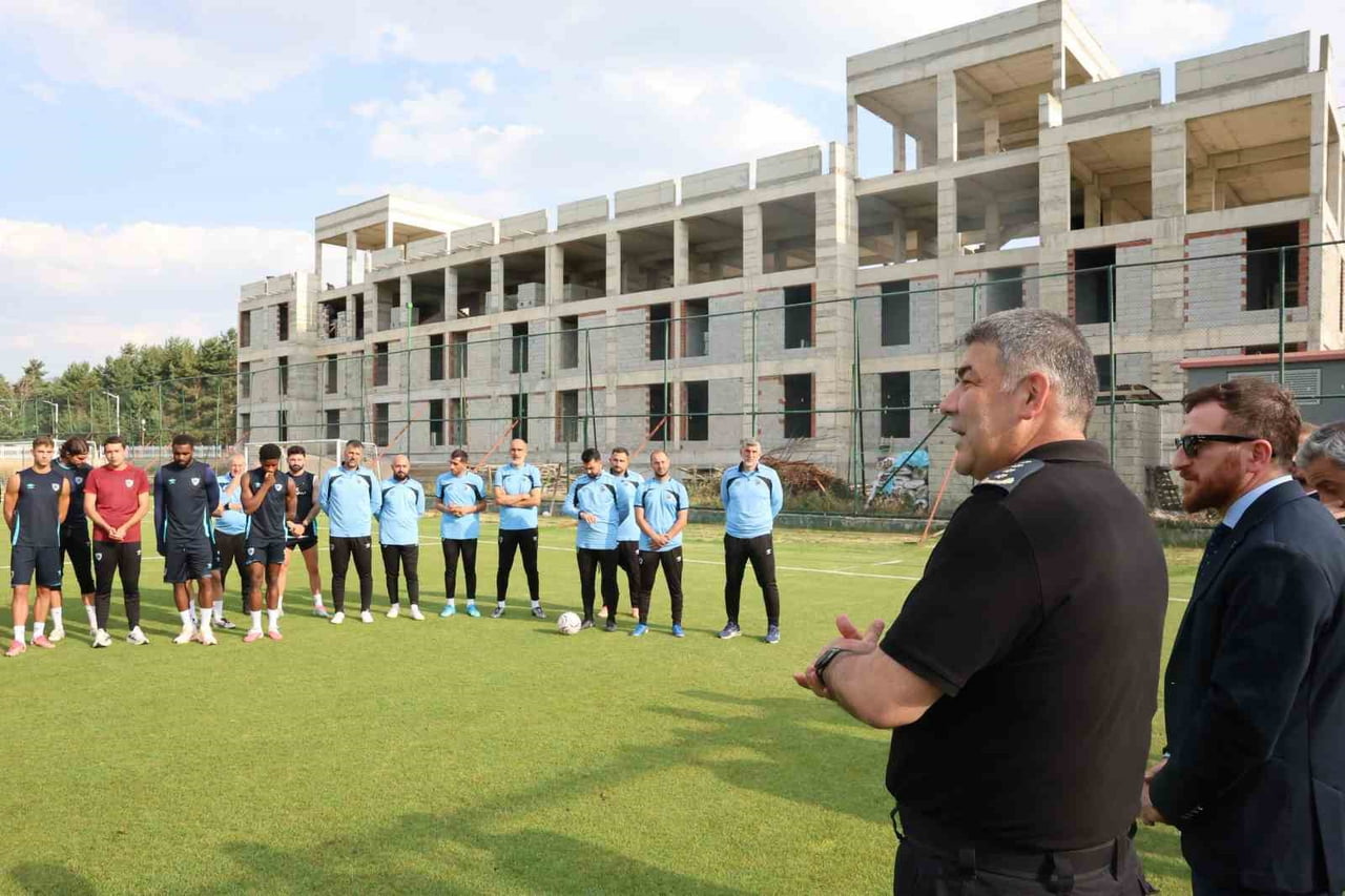 ERZURUM İL EMNİYET MÜDÜRÜ ONUR KARABURUN, ERZURUMSPOR FUTBOL KULÜBÜ’NÜ ZİYARET EDEREK, YENİ SEZON...