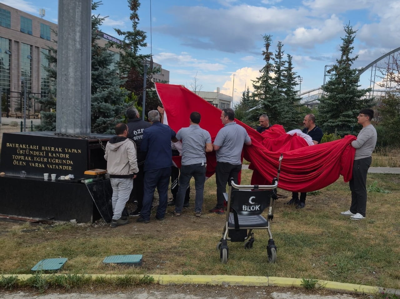 ERZURUM ŞEHİR HASTANESİ BAHÇESİNDE BULUNAN TÜRK BAYRAĞI’NIN DİREĞE ÇEKİLMESİYLE İLGİLİ ÇALIŞMAYA...
