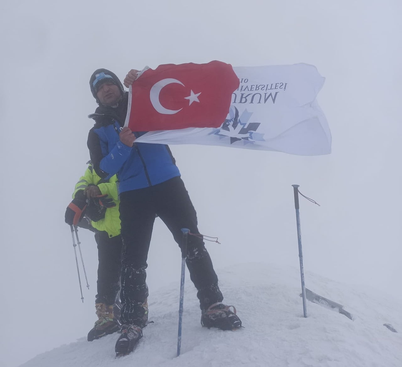 ERZURUM TEKNİK ÜNİVERSİTESİ (ETÜ)  BAYRAĞI, TÜRKİYE’NİN EN YÜKSEK NOKTASI OLAN 5.137 METRE RAKIMLI...