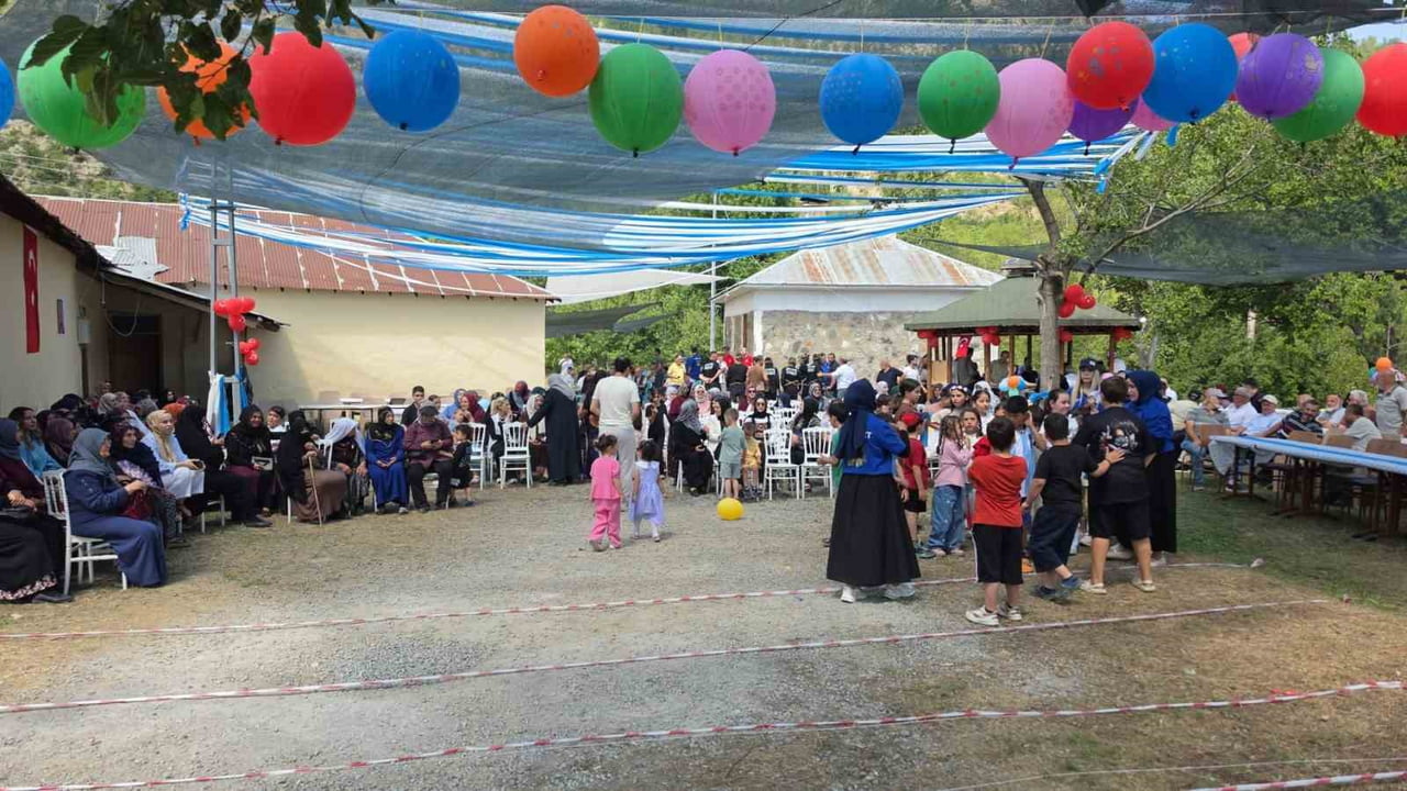 ERZURUM’UN İSPİR İLÇESİNE BAĞLI YEŞİLYURT MAHALLESİ’NDE DÜZENLENEN GELENEKSEL AİLE PİKNİĞİ VE KÖY...