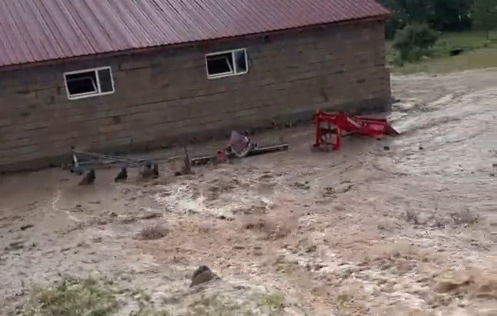 ERZURUM’UN KÖPRÜKÖY İLÇESİNE BAĞLI DUMANKAYA MAHALLESİ’NDE ETKİLİ OLAN SAĞANAK YAĞIŞIN ARDINDAN...
