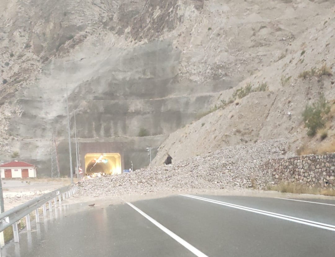 ERZURUM’UN OLTU İLÇESİNDE ETKİLİ OLAN SAĞANAK YAĞIŞ, ULAŞIMDA AKSAMALARA NEDEN OLDU. OLTU-YUSUFELİ...