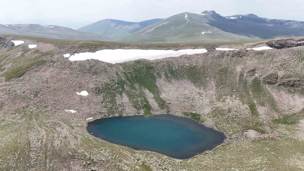 ERZURUM’UN TORTUM İLÇESİ SINIRLARINDA YER ALAN, ZENGİN FLORASI, RENGÂRENK YAYLALARI VE İRİLİ...