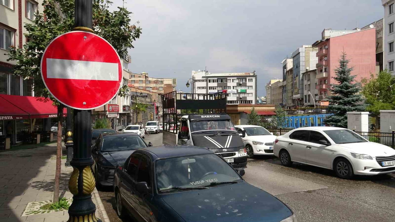 ERZURUM’UN YAKUTİYE İLÇESİNDE TERS YÖNDEN GELEN ARAÇLAR NEDENİYLE ZOR GÜNLER YAŞAYAN ESNAFIN KENDİ...