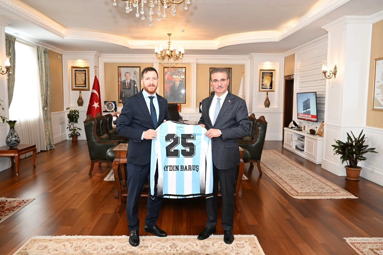ERZURUMSPOR F.K. KULÜP BAŞKANI AHMET DAL, VALİ AYDIN BARUŞ'U MAKAMINDA ZİYARET ETTİ.