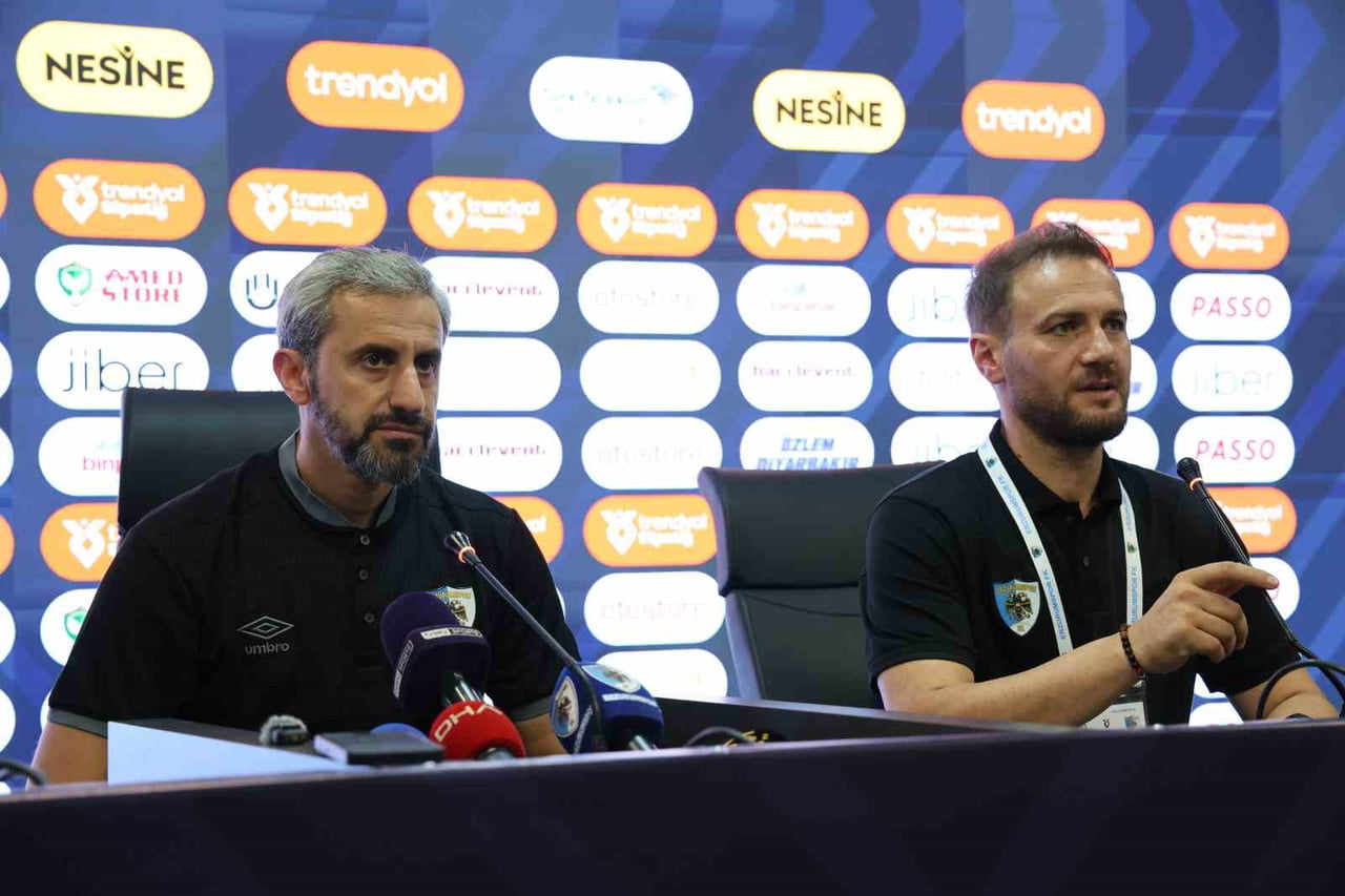 ERZURUMSPOR FK TEKNİK DİREKTÖRÜ SERKAN ÖZBALTA (SOLDAKİ)