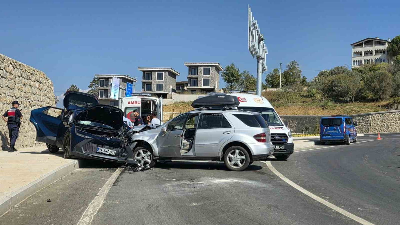 ESENKÖY BELDESİNDE İKİ OTOMOBİLİN ÇARPIŞMASI SONUCU 4 KİŞİ YARALANDI.