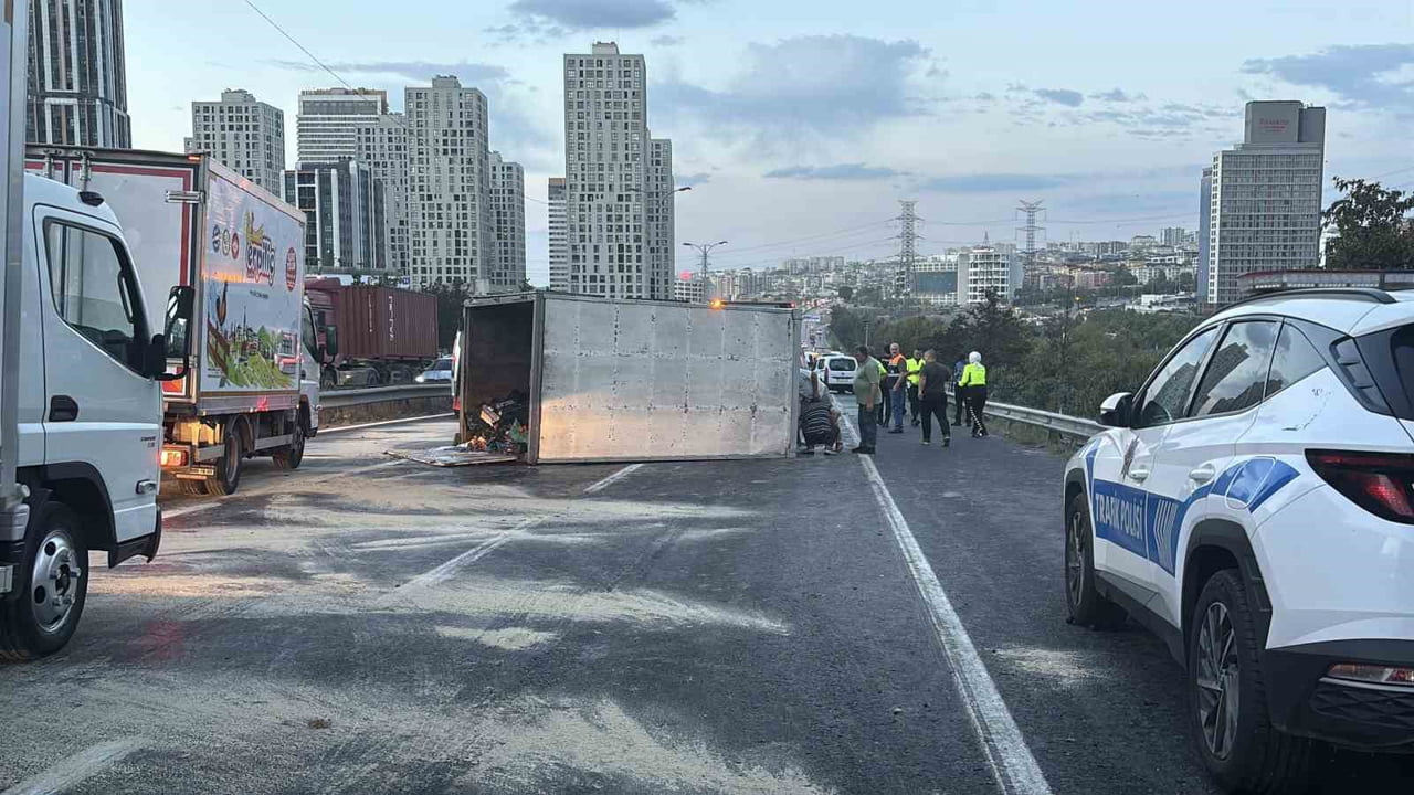 ESENYURT'TA 11 ARAÇ KAZAYA KARIŞTI: 2' AĞIR 6 YARALI