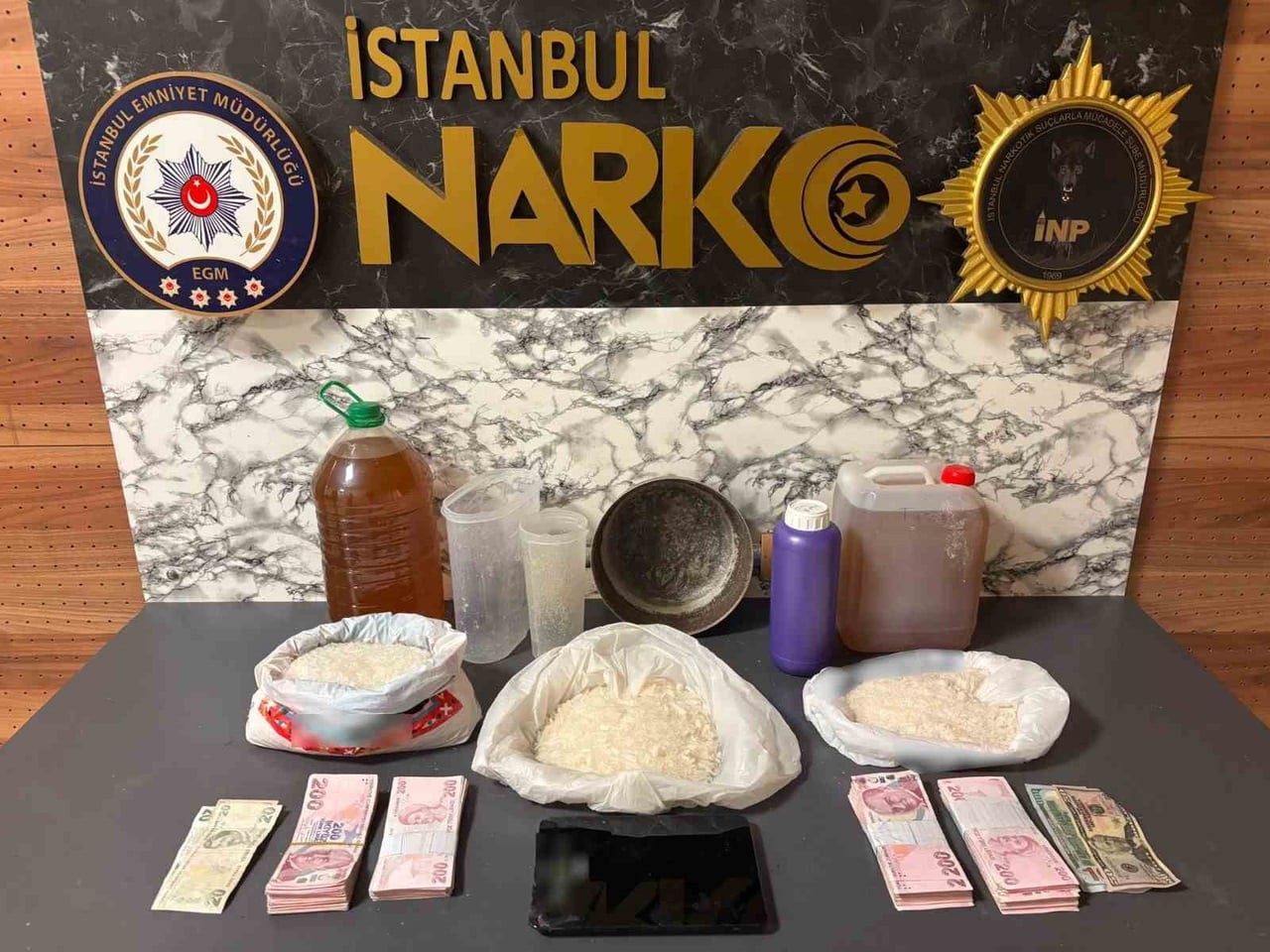 ESENYURT'TA BİR EVE DÜZENLENEN OPERASYONDA, 13 KİLO 550 GRAM UYUŞTURUCU MADDE ELE GEÇİRİLDİ.