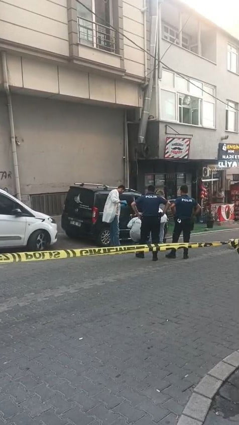 ESENYURT’TA ARALARINDA HUSUMET BULUNAN İKİ GRUP ARASINDA SİLAHLI VE SOPALI KAVGA ÇIKTI. KAVGADA...