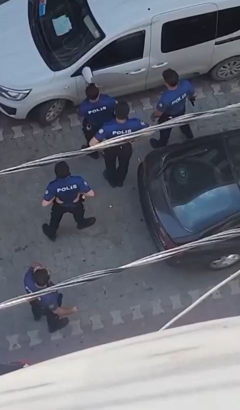 ESENYURT’TA ELİNDE BIÇAKLA ÇEVREDEKİLERİ TEHDİT EDEN BİR ADAM KORKU DOLU ANLAR YAŞATTI. POLİS...