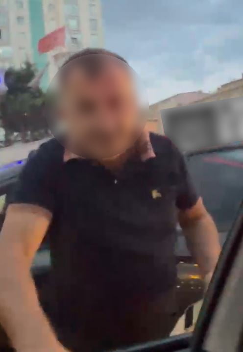 ESENYURT TRAFİKTE YOL VERMEME KAVGASI SANİYE SANİYE CEP TELEFONU KAMERASINA YANSIDI.