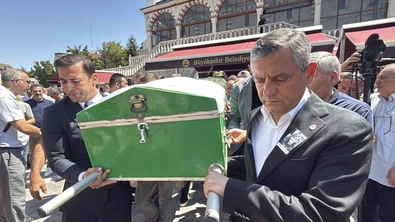 ESKİ ESKİŞEHİR BÜYÜKŞEHİR BELEDİYE BAŞKANI YILMAZ BÜYÜKERŞEN'İN 78 YAŞINDA HAYATINI KAYBEDEN...