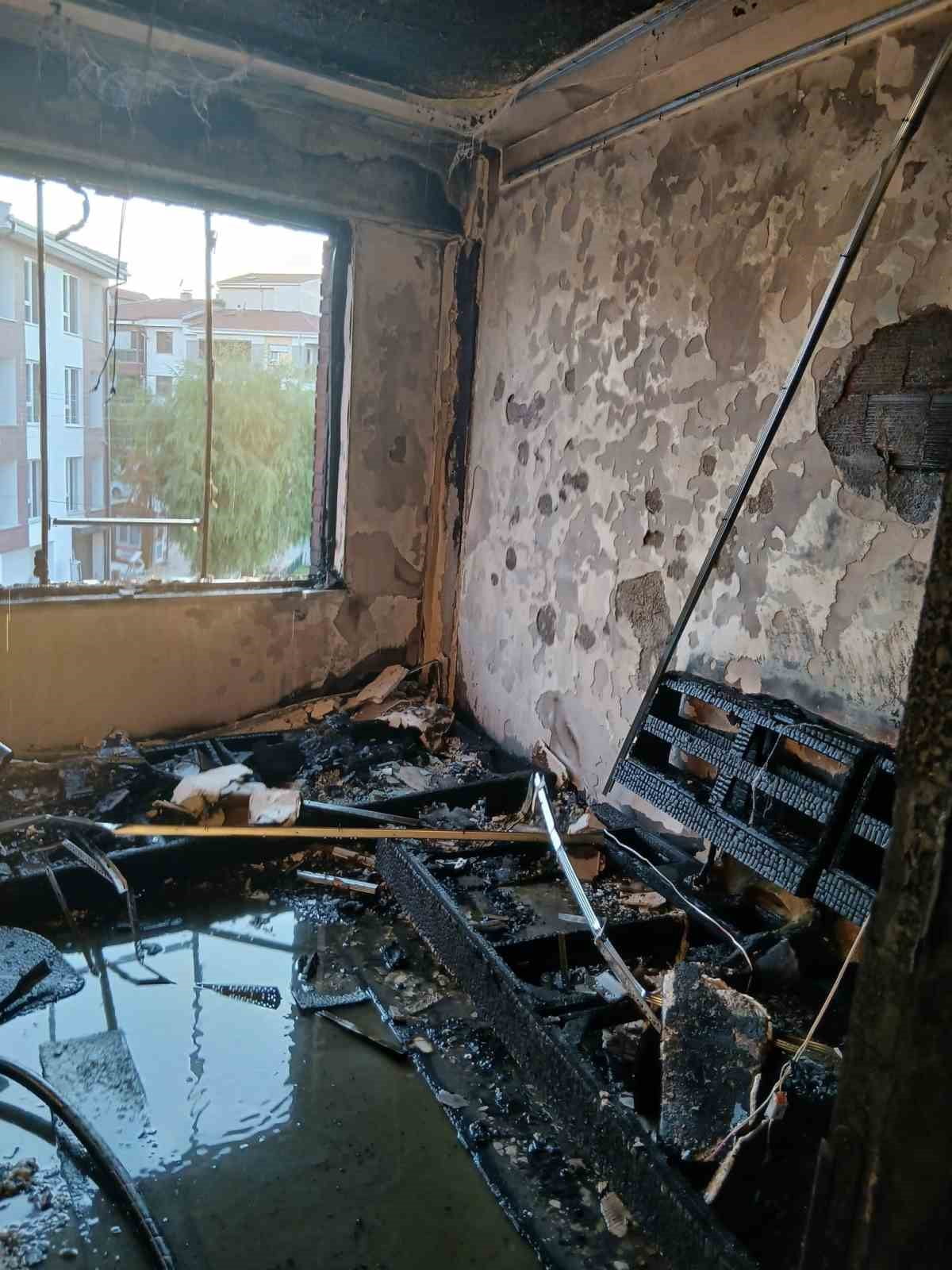ESKİŞEHİR'DE 2 KATLI BİR APARTMANIN ÜST KATINDA ÇIKAN YANGINDA DUMANDAN ETKİLENEN 1'İ ÇOCUK 4 KİŞİ...