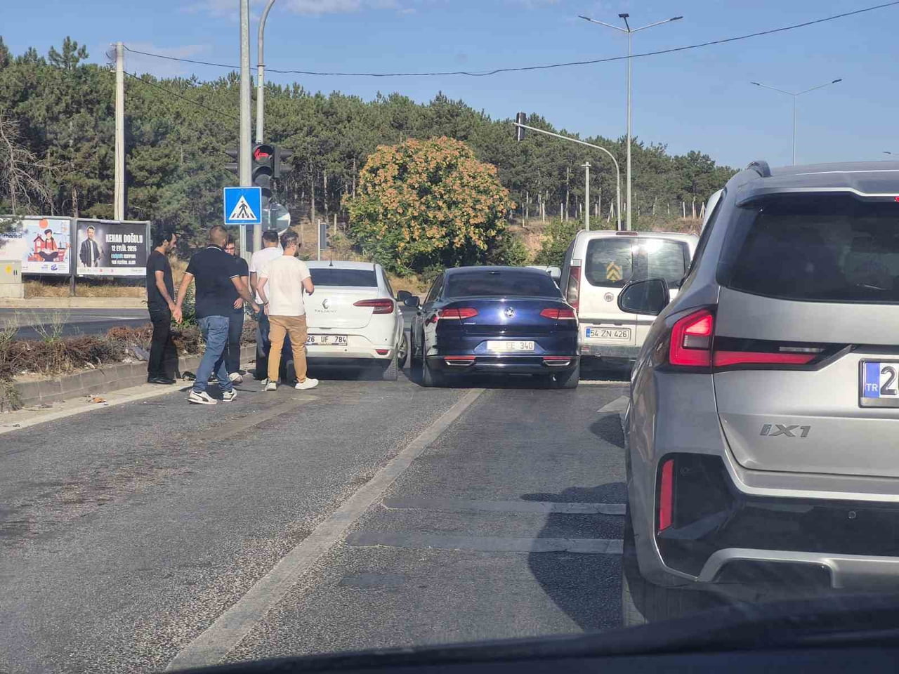 ESKİŞEHİR'DE 3 ARACIN KARIŞTIĞI TRAFİK KAZASI MADDİ HASARLA ATLATILDI.