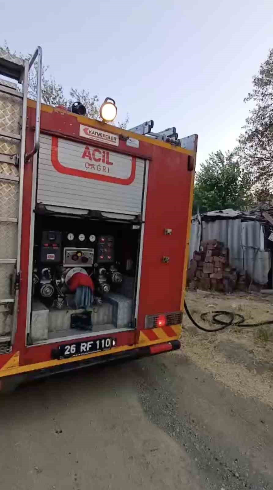 ESKİŞEHİR'DE BAHÇELİ BİR EVDE ÇIKAN YANGIN PANİĞE SEBEP OLURKEN, ALEVLER İTFAİYE EKİPLERİNİN...