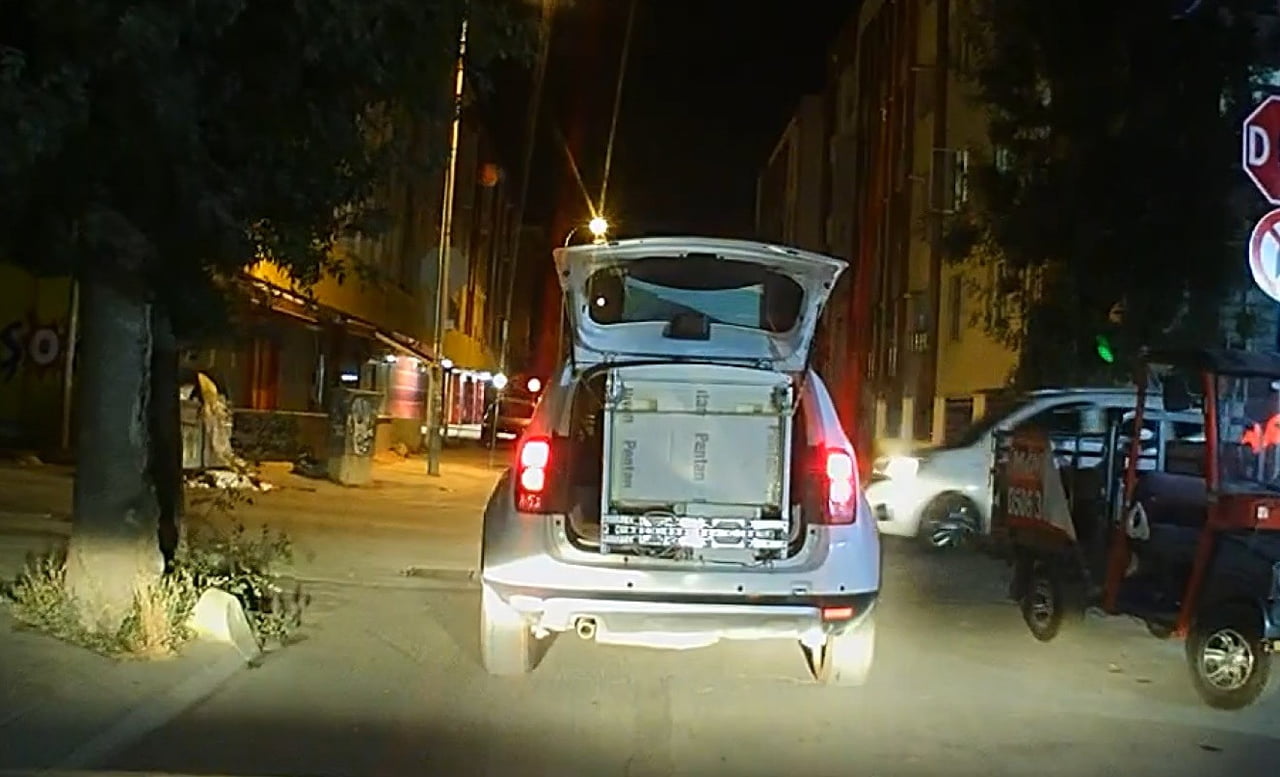 ESKİŞEHİR'DE BİR ARAÇ SÜRÜCÜSÜNÜN, BAGAJINA KOYDUĞU BEYAZ EŞYAYI SADECE İPLE BAĞLAYARAK TRAFİKTE...