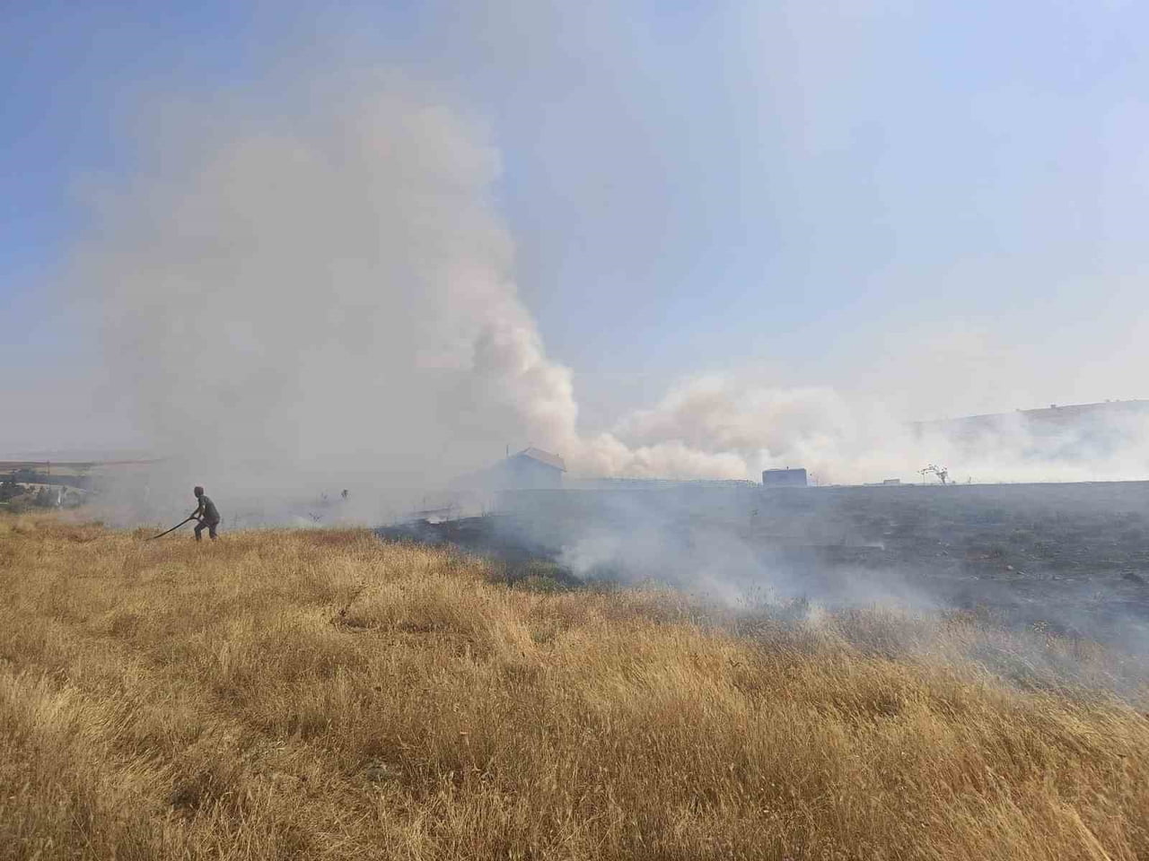 ESKİŞEHİR'DE BİR ARAZİDE ÇIKAN YANGIN, ORMAN BÖLGE MÜDÜRLÜĞÜ EKİPLERİNİN HIZLI MÜDAHALESİ SONUCU...