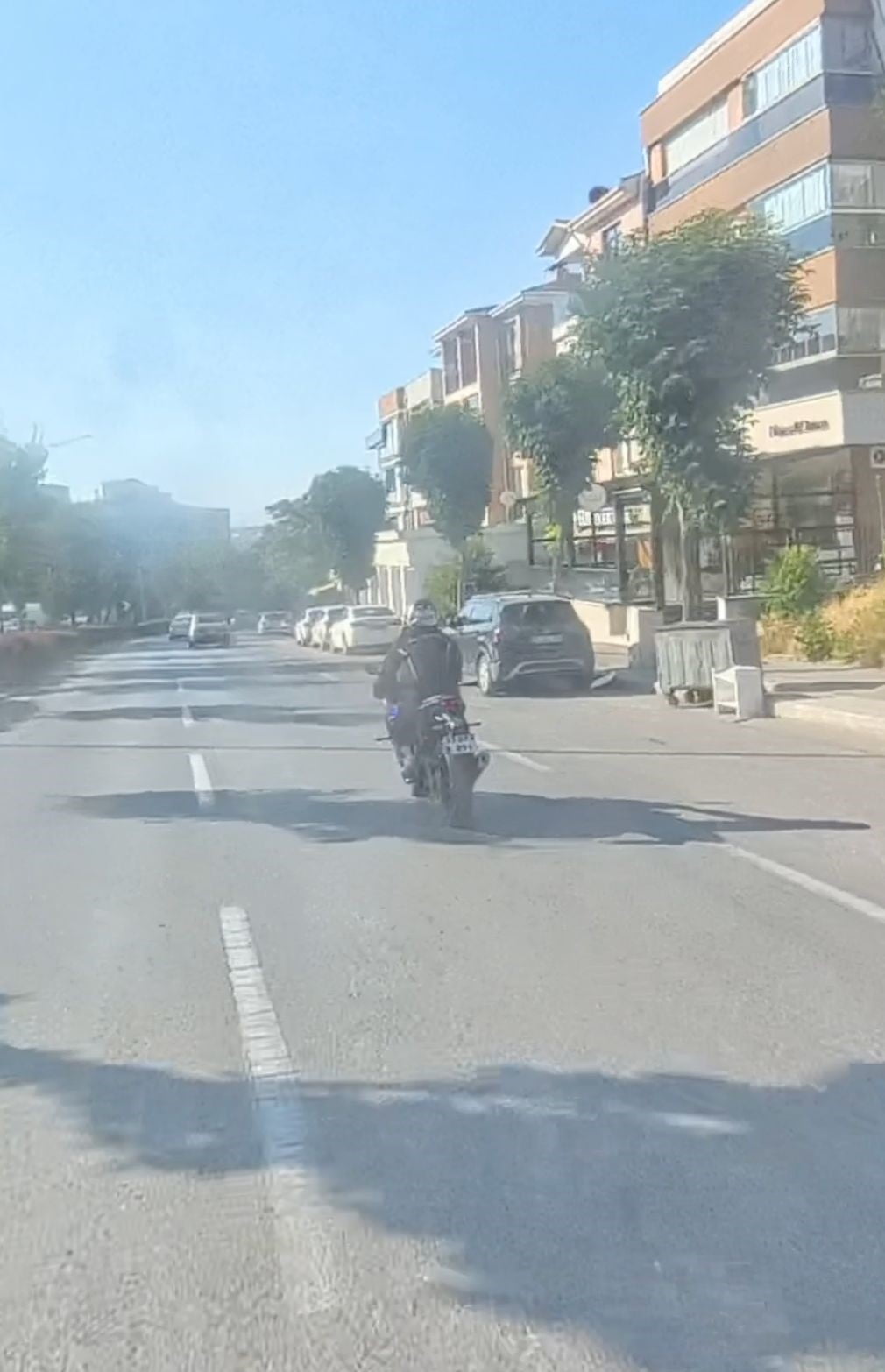 ESKİŞEHİR'DE BİR MOTOSİKLET SÜRÜCÜSÜNÜN, AKAN TRAFİKTE İKİ ELİNİ BİRDEN BIRAKARAK İLERLEDİĞİ...