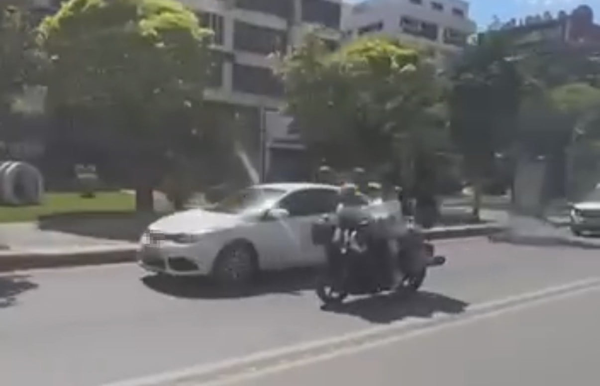 ESKİŞEHİR'DE BİR MOTOSİKLET ÜZERİNDE KASKSIZ ŞEKİLDE YOLCULUK YAPAN 3 GENCİN TEHLİKELİ ANLARI CEP...