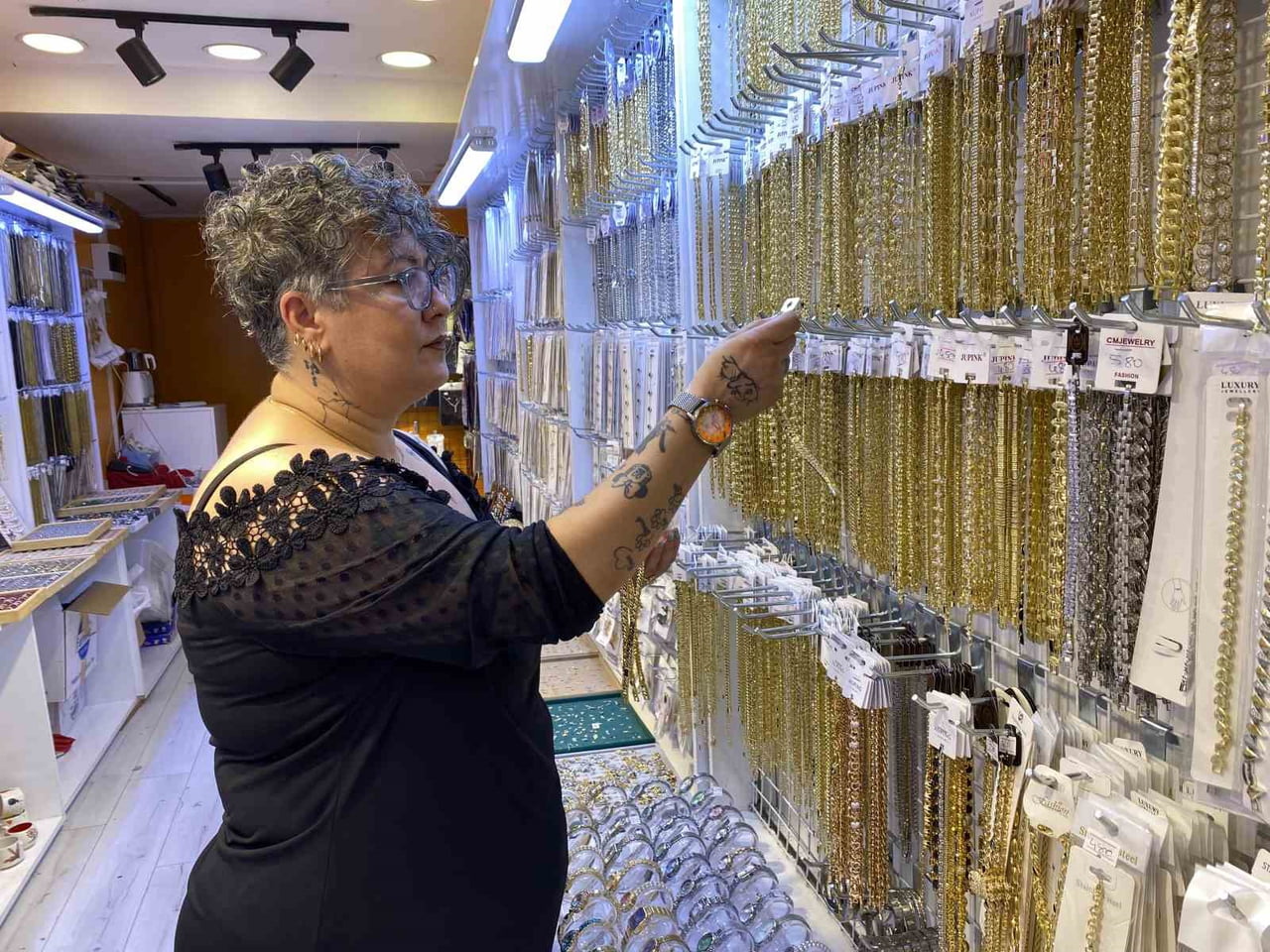 ESKİŞEHİR'DE BİR TAKICIDA ÇALIŞAN DİLEK BAKIRKAYNAK, ÇELİK AKSESUARLARA İLGİNİN YOĞUN OLDUĞUNU VE...