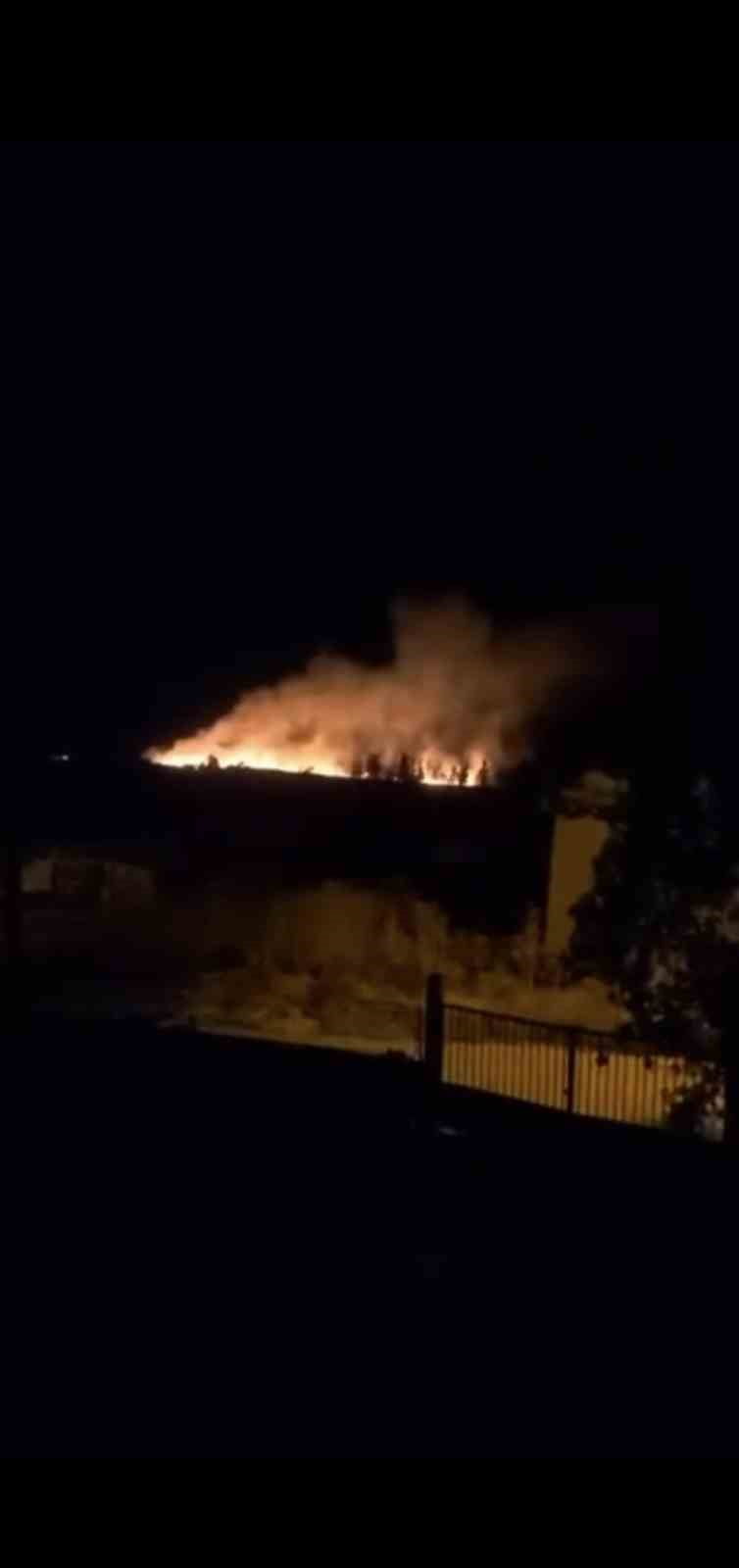 ESKİŞEHİR'DE BİR TARIM ARAZİSİNDE ÇIKAN ANIZ YANGINI EKİPLERİN VE VATANDAŞLARIN ÇALIŞMASIYLA...