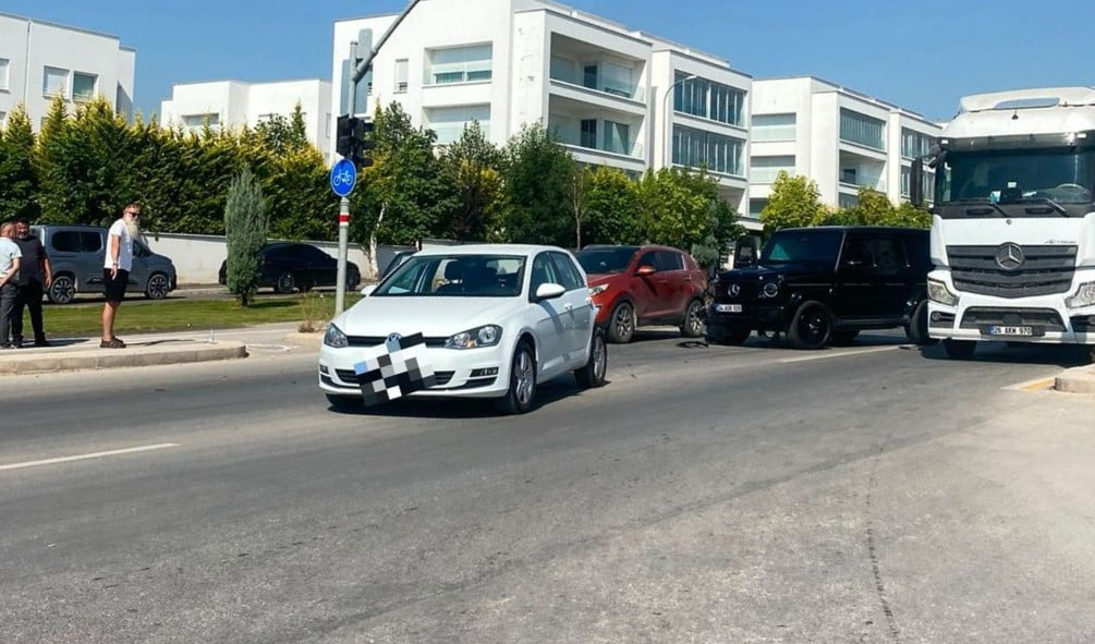 ESKİŞEHİR'DE CADDE ÜZERİNDE LÜKS CİPLE İLE BİR OTOMOBİLİN ÇARPIŞMASI SONUCU MEYDANA GELEN TRAFİK...