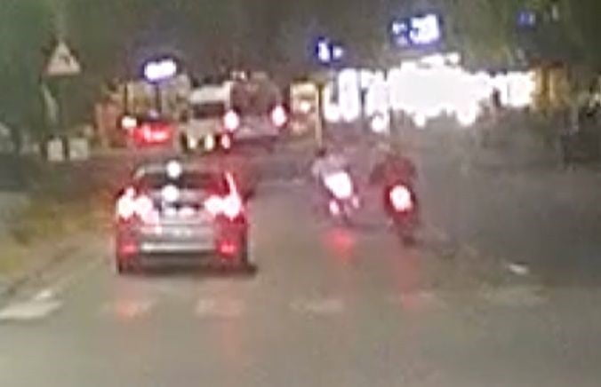 ESKİŞEHİR'DE ÇEVRE YOLUNDA OTOMOBİL İLE 2 MOTOSİKLET SÜRÜCÜSÜNÜN YARIŞTIĞI VE TRAFİĞİ TEHLİKEYE...