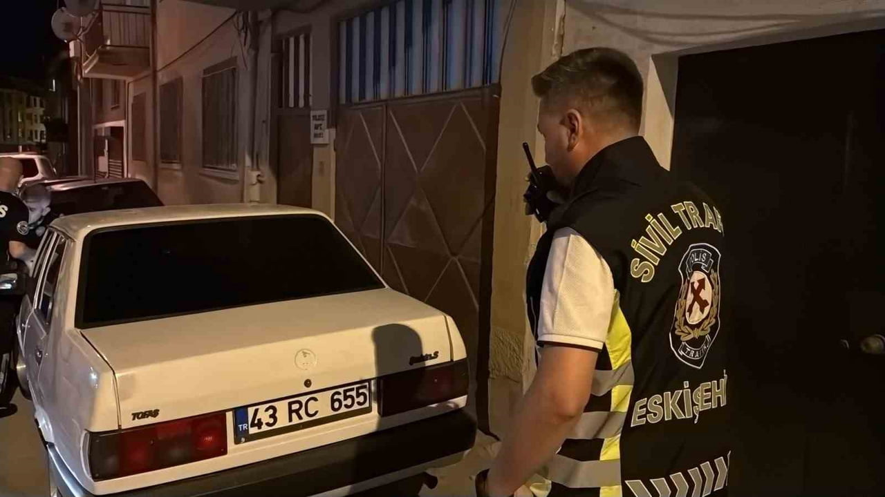 ESKİŞEHİR'DE DRİFT YAPARKEN GÖRÜLEN VE EVİNİN ÖNÜNDE POLİS TARAFINDAN DURDURULAN EHLİYETSİZ SÜRÜCÜ...