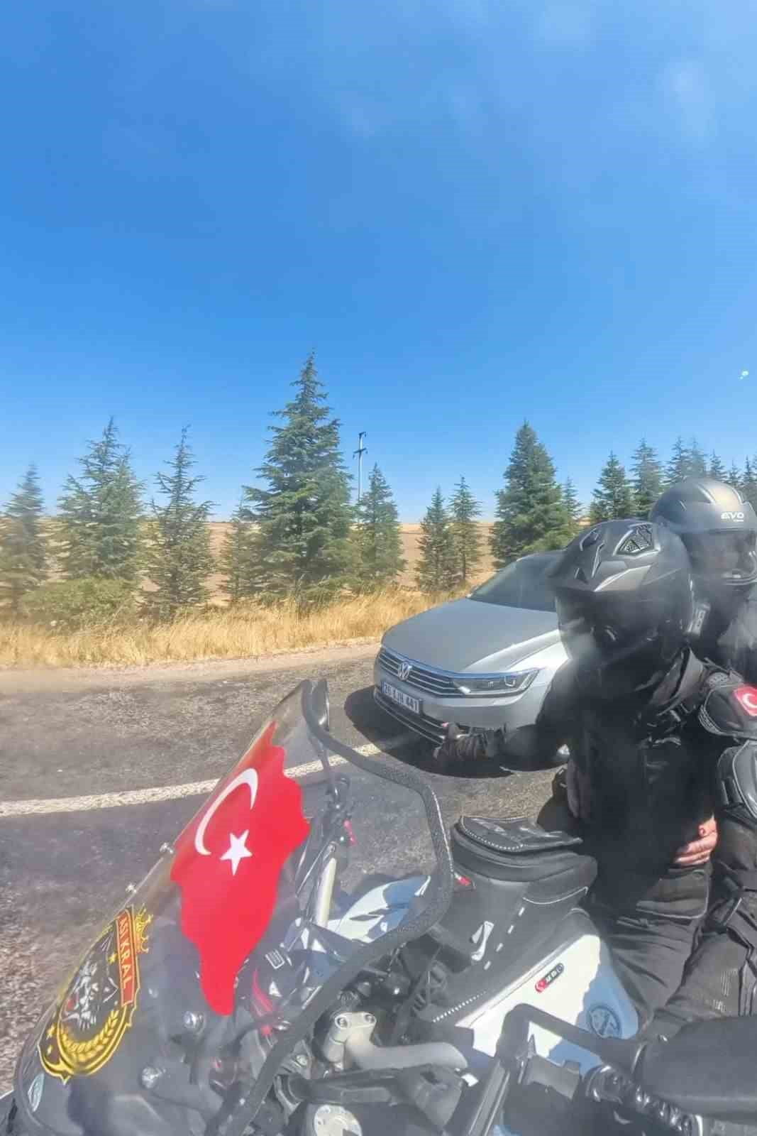 ESKİŞEHİR'DE DUYARSIZ BİR SÜRÜCÜ LÜKS ARABASIYLA, YOLDA GİDEN MOTOSİKLET SÜRÜCÜSÜ VE YOLCUSUNUN...