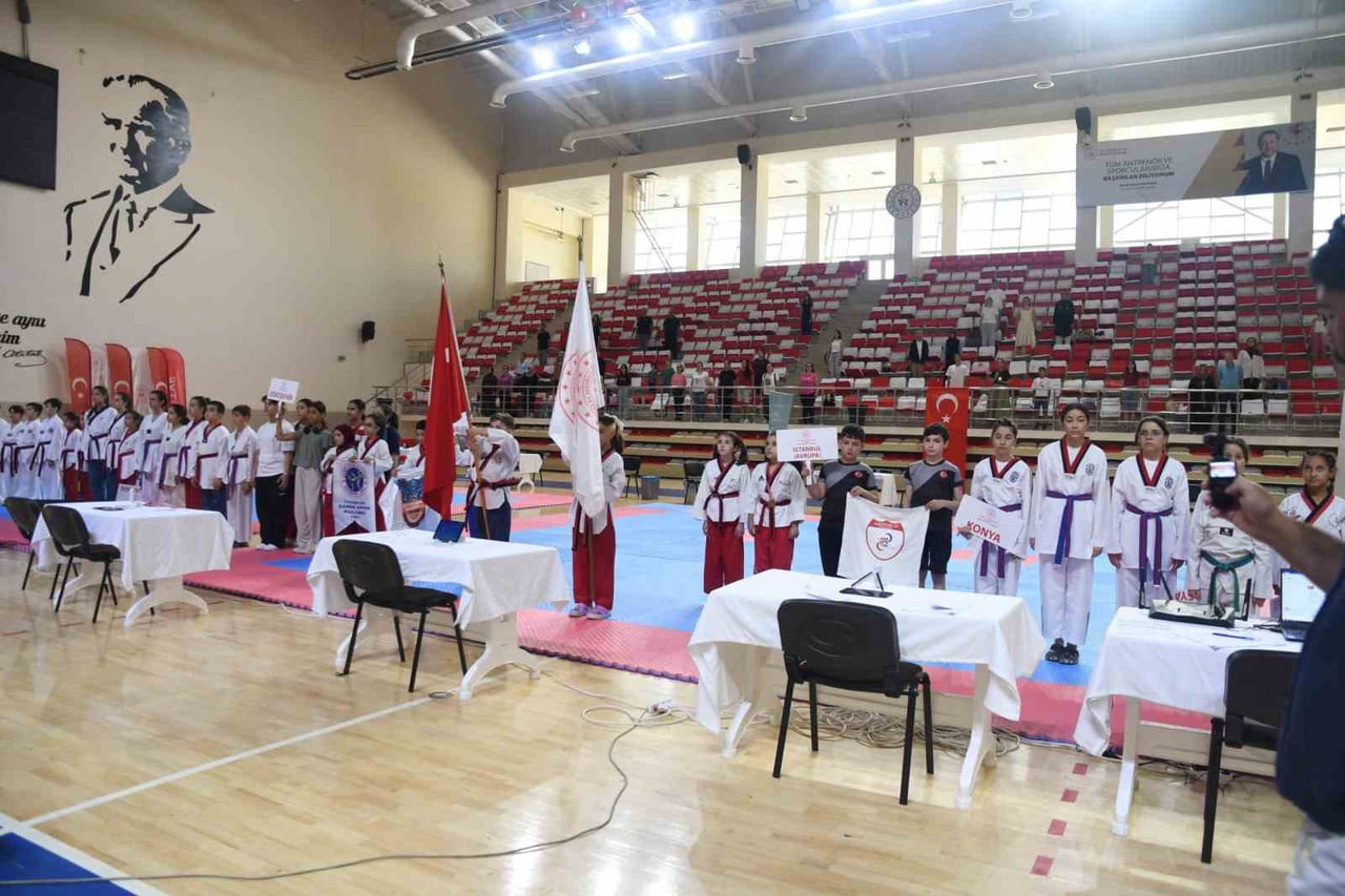 ESKİŞEHİR'DE DÜZENLENEN 2. İLLER ARASI TAEKWONDO POOMSAE TURNUVASI, TÜM HEYECANIYLA DEVAM...