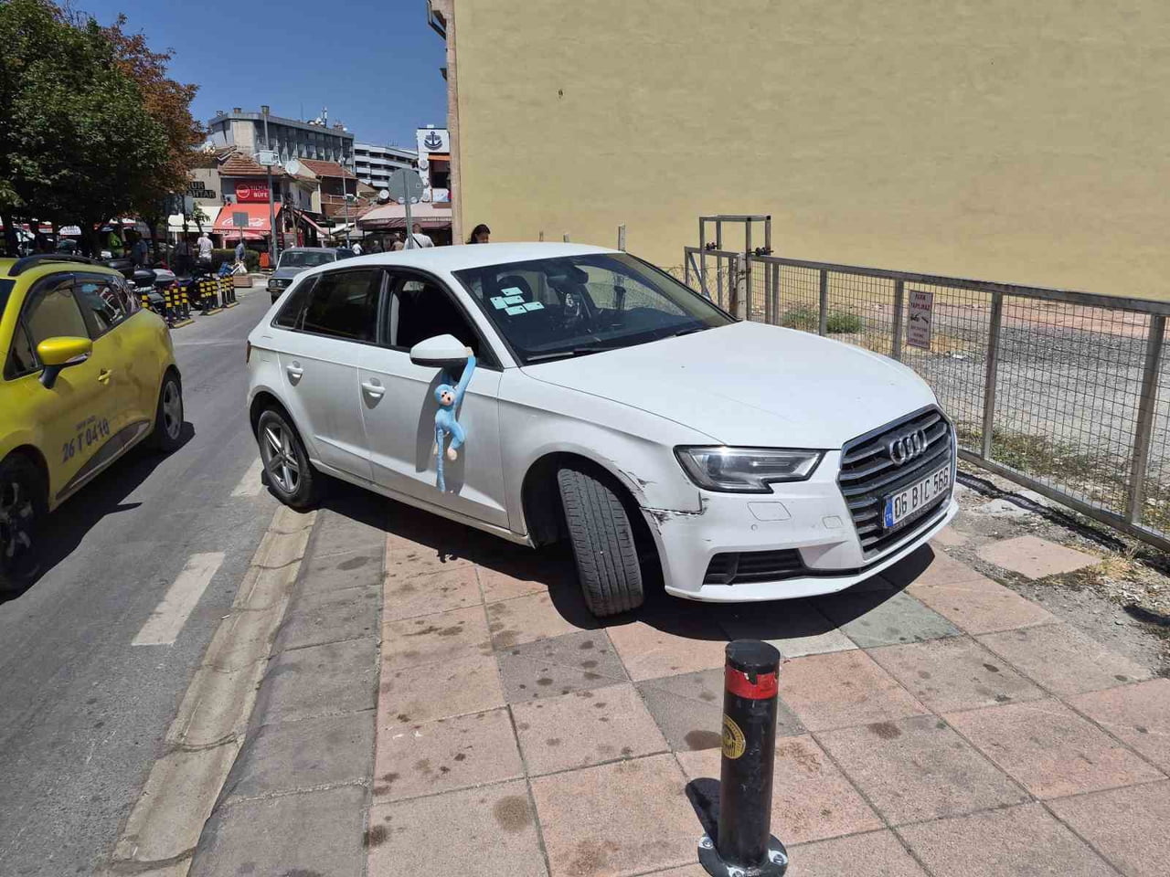 ESKİŞEHİR'DE EHLİYETSİZ SÜRÜCÜ İDARESİNDEKİ OTOMOBİL, YAYA GEÇİDİNDE KARŞIDAN KARŞIYA GEÇMEK...